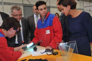 La ministre de l’Éducation nationale a pris le temps d’échanger avec les jeunes. Martin-Nadaud est le lycée public des métiers du bâtiment pour l’Indre-et-Loire : 530 élèves, 15 diplômes préparés, 65 enseignants. (Photo NR)