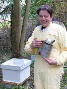 Désormais à la retraite, Éric Poudelet va pouvoir se consacrer à sa commune en tant que conseiller municipal et veiller sur son assiette : de l’andouillette de Touraine au barbecue (son plat préféré) au miel de ses abeilles.