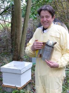 Désormais à la retraite, Éric Poudelet va pouvoir se consacrer à sa commune en tant que conseiller municipal et veiller sur son assiette : de l’andouillette de Touraine au barbecue (son plat préféré) au miel de ses abeilles. 