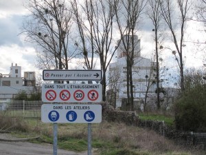 A l'entrée de l'usine Synthron, les consignes de sécurité sont très claires. 