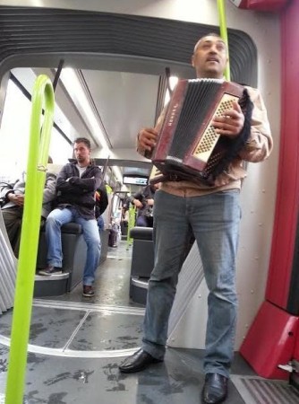 Un joueur d'accordéon s'est invité dans le tramway.