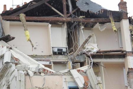 Baignoire dans l'hôtel Terminus en démolition, à Tours.