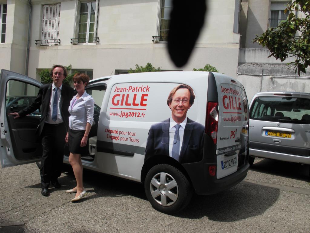 Le député a loué une voiture pour faire campagne dans les quartiers.