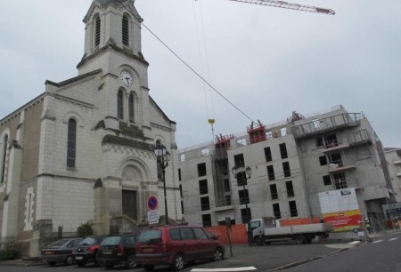L'immeuble en cours de construction qui fait débat dans le centre-ville de Joué-Lès-Tours.
