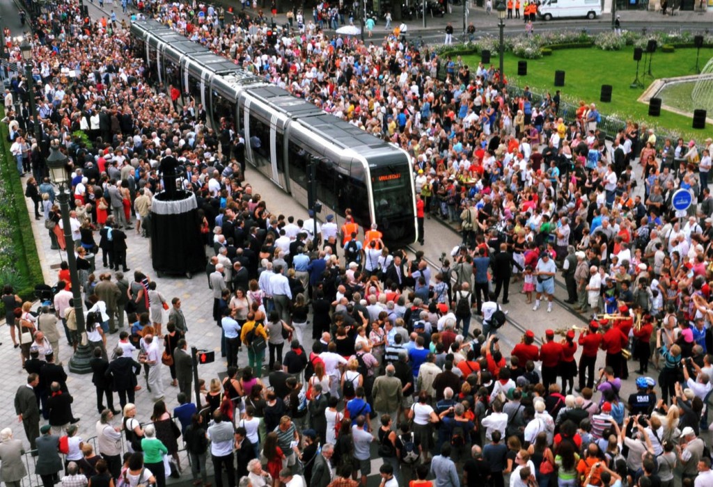 Photo de la place Jean-Jaurès lors de l'inauguration du tram de Tours