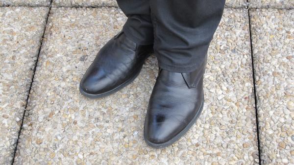 Les chaussures de mon chef: même si elles ont l'air bien cirées, elles ont forcément besoin d'un petit coup de brosse!