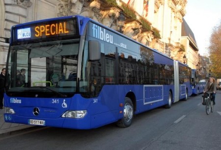 Ce n'est pas les vacances qui vont empêcher le bus scolaire de passer, non mais!