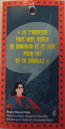 La maire-adjointe Régine Charvet-Pello en super-héros devant la façade de l'hôtel de ville. Une affiche pour la prochaine compagne municipale ? Non ! Juste un cadeau pour les écoliers de Tours...