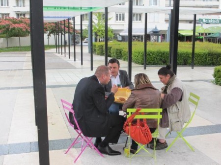 Frédéric Augis, de face, fait la grimace, sans doute en pensant au prix de son parapluie de fortune!