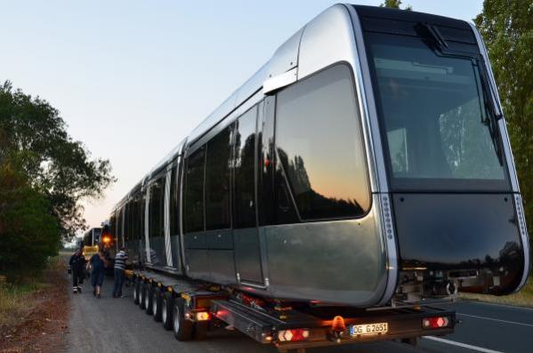 La première rame du tramway de Tours arrive au centre de maintenance