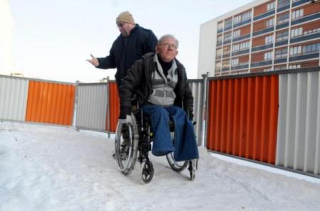 Impossible de se déplacer en fauteuil sur un sol enneigé