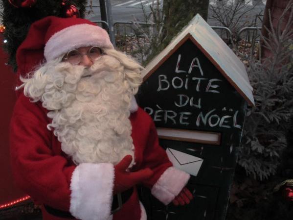 Comme l'an passé (notre photo), la boîte aux lettres du père Noël est installée boulevard Heurteloup