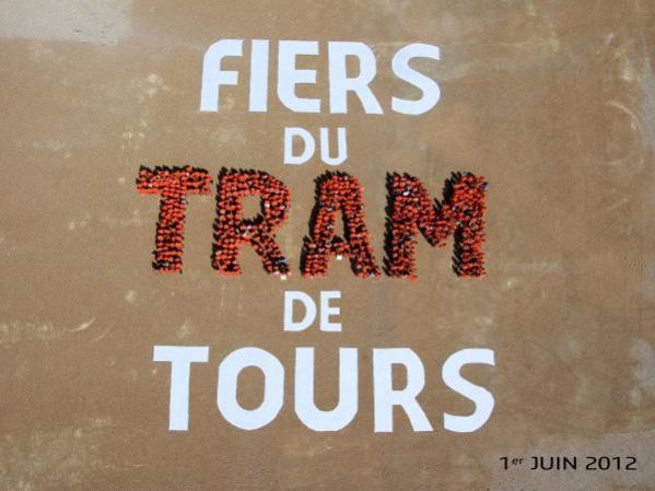 La photo prise du ciel par un dirigeable, pour une photo souvenir de tous les personnes qui travaillent en ce moment sur le tramway de Tours. 