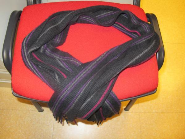 Je refuse de me séparer de mon écharpe, quand bien même elle viendrait d'Asie : c'est un cadeau !