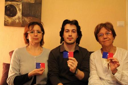 MILITANTS UMP Maryline Tourenne, Mathieu Cluzel et Edith Gailly montrent leurs cartes de militants UMP