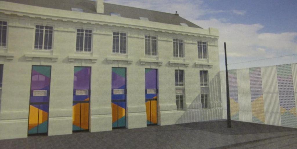 La façade ouest de la gare habillée par Buren