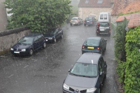 Si vous devez vous déplacer en voiture sous la pluie, évitez de zigzaguer pour maintenir vos pneus en température!