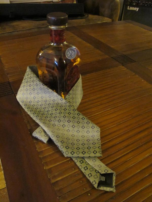 De l'art de s'en jeter un derrière la cravate (avec modération, bien sûr, puisque l'abus d'alcool est mauvais pour la santé)