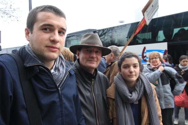 Guilhem, Jean-Christophe et Constance Pittet, venus ensemble à Paris défendre leur modèle familial.