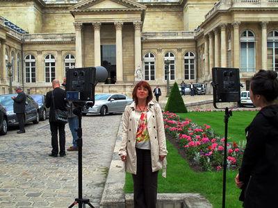 Isabelle Bruneau sous la lumière du Palais Bourbon.