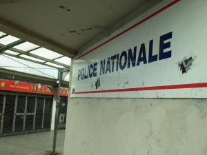 Au coeur du quartier, le commissariat des Sablons passe pourtant inaperçu auprès des habitants.