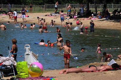 Les vacances d'été pourraient bientôt débuter mi-juillet, ou finir mi-août selon les zones. (Photo archives NR)