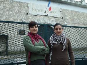 Delphine Logier (à gauche), reçoit les familles des détenus. (Photo Chloé Bossard)