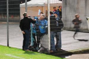 Maxou Marty se gratte les fesses avant de serrer la main aux supporters.