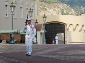 Le Prince est tellement riche qu'il peut se payer George Michael pour protéger son palais.